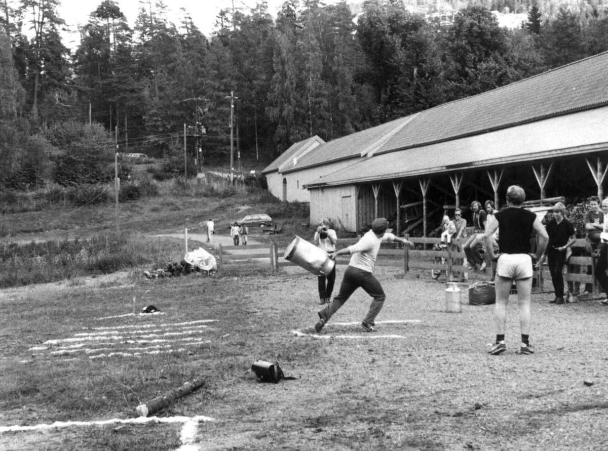 Oslodagene, 28.8.1982. Bogstad, bak gata. Underholdning, spannkast. Tømmerstokken på bakken nede til venstre var en av flere som ble brukt til tømmerstokkasting som underholdning. Lengdemerkene sees i gresset bortenfor.