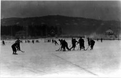 Skøyter. 1935. Bandy spilles på Gressbanen.
Holmenkollåsen i