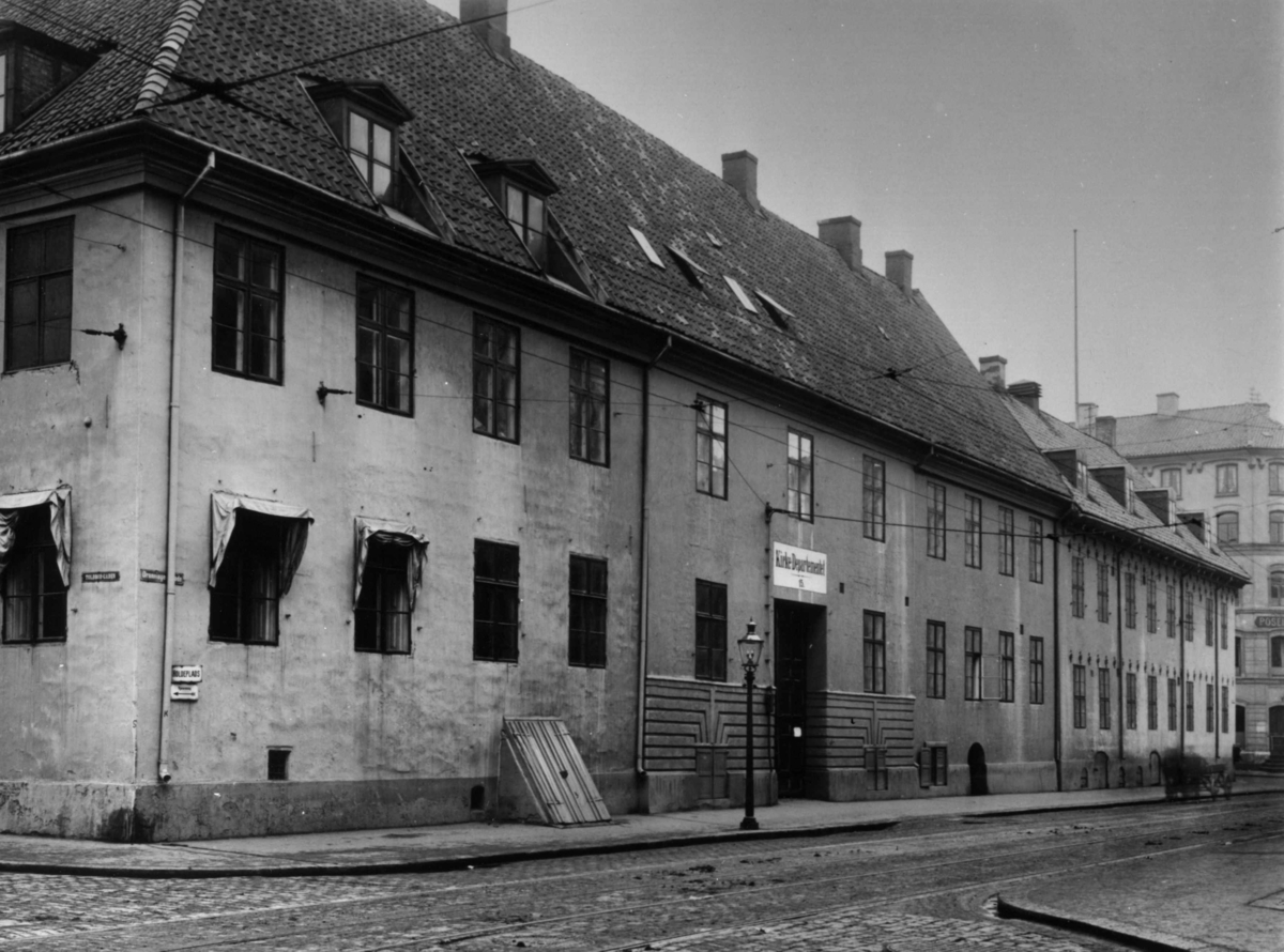 Katedralsskolen, Oslo, Dronningens gate 15. Oppført 1801-2, revet 1917. Med Stortingsalen og Kirkedepartementet.