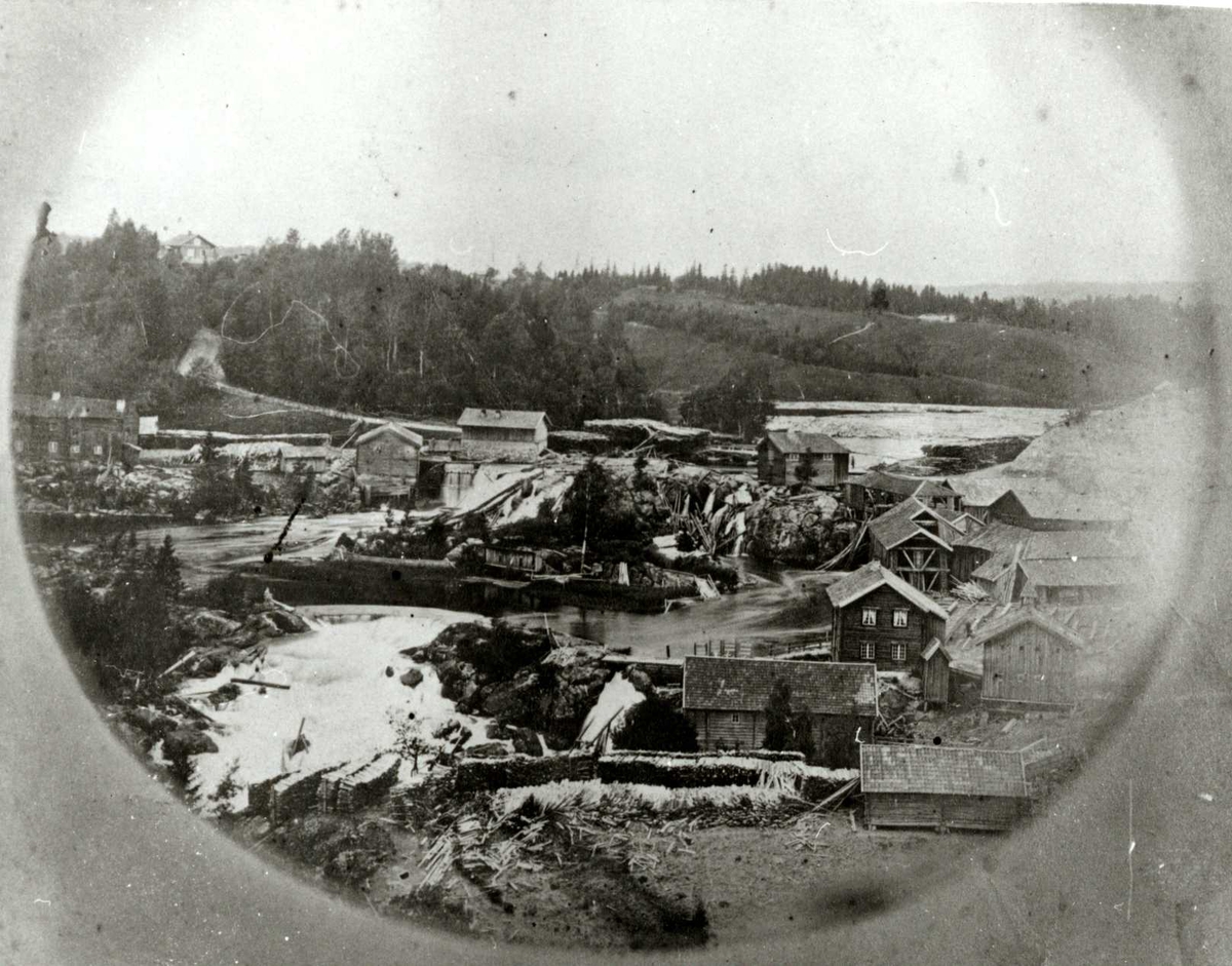 Böhnsdalen Mølle, Eidsvoll, Akershus før 1881. Bygningene langs elva.