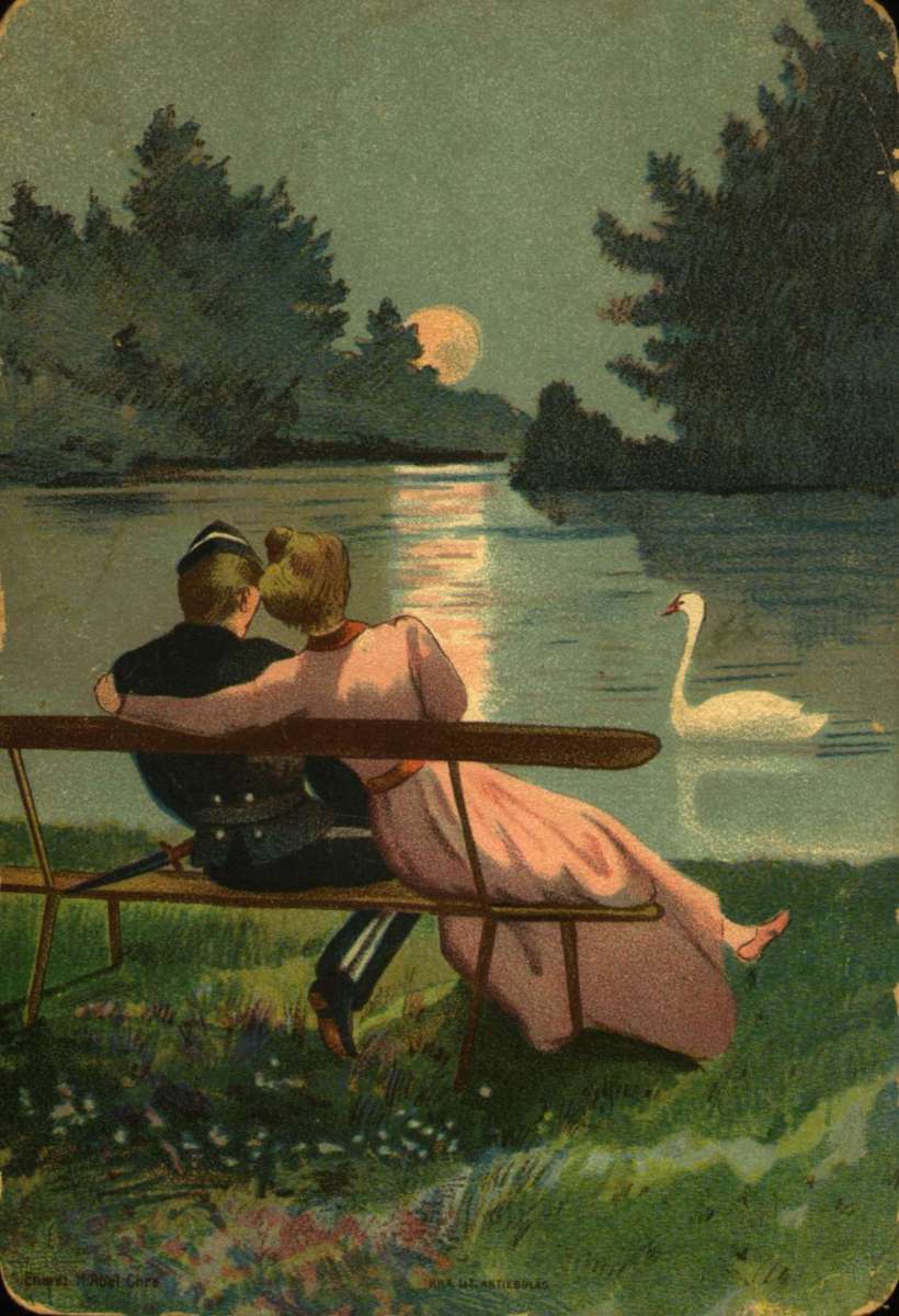 Postkort. Jule- og nyttårshilsen. Sommermotiv. Et forelsket par sitter på en benk ved et vann. En svane svømmer forbi. Datert julen 1902.