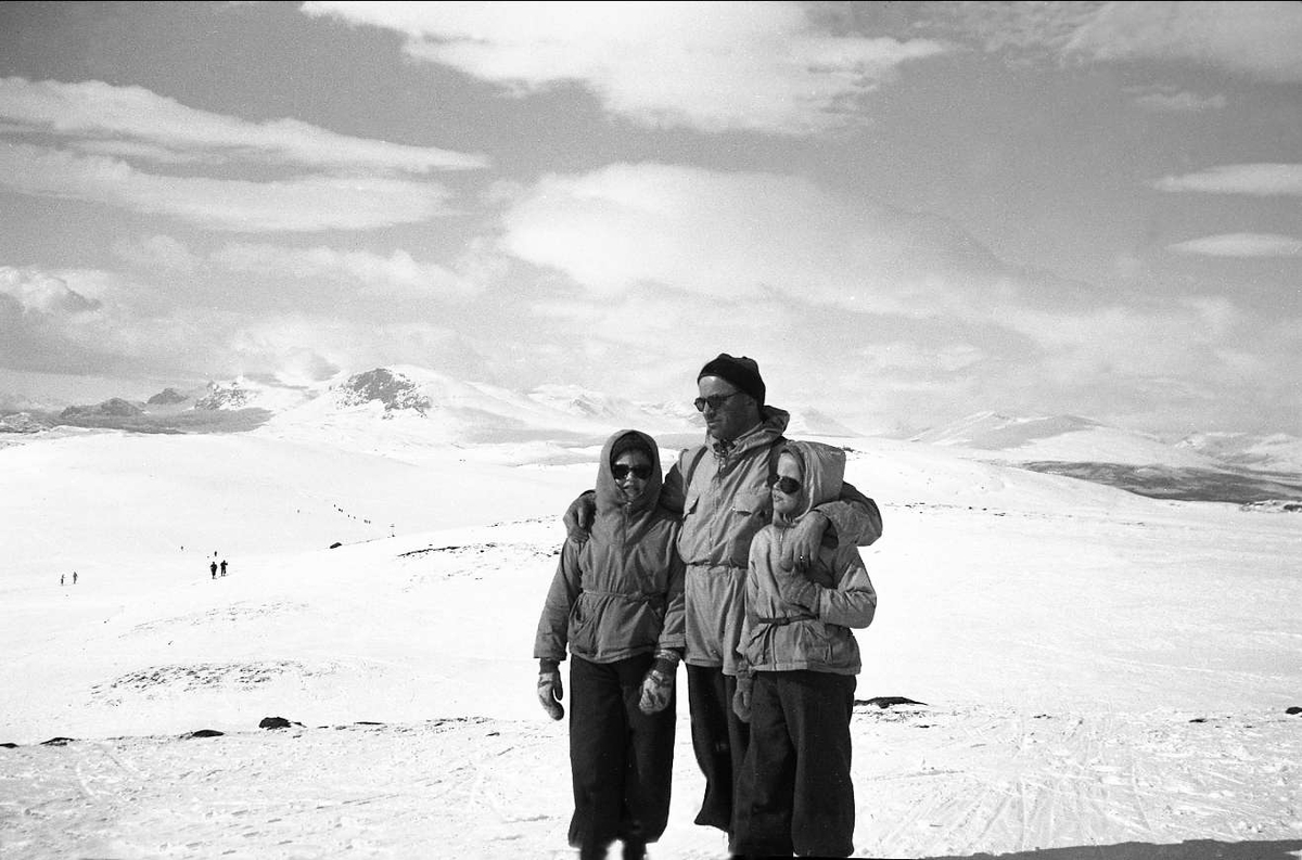 Fritjof Arentz sammen døtrene Guri og Siri på fjellet påsken 1939.