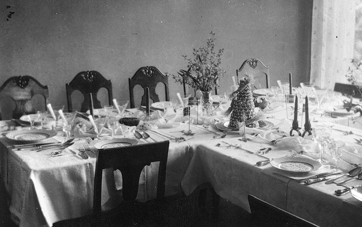 Borddekning til Inger Fouglis konfirmasjonsdag 6. mai 1945., med kransekake og bordkort. Dette var dagen før freden brøt løs, altså siste dag under krigen.