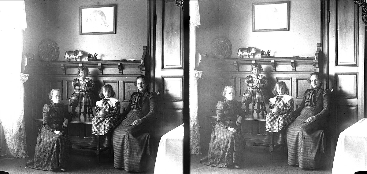 Interiør, familiemedlemmene Margrethe, Gudrun, Karen og Edle, ant. Oslo, 1899.