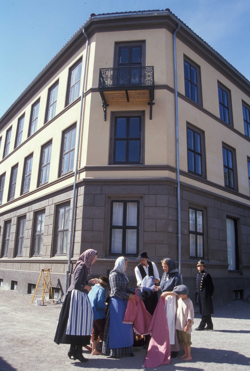 Kramkar utenfor Wessels gate 15 på Norsk Folkemuseum i forbindelse med åpning av utstillingen "Gunda Eriksens hjem"