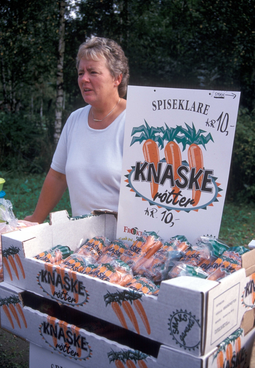 Matdagen 2002 på Norsk Folkemuseum.
Knaskerøtter utdeles på Festplassen.
Diverse utgaver av gulerøtter, dyrket av Tor Fuglestein.