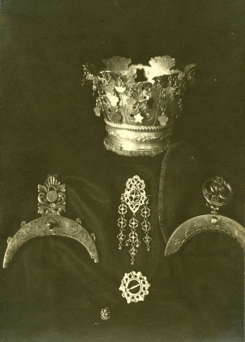 Brudekrone, veskelåser og smykker, Galde, Lom, Oppland. Fotografert 1915.