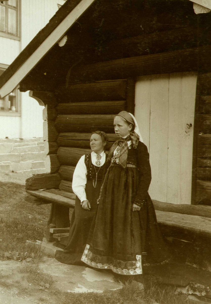 Kvinne- og pikedrakt fra Tinn, Telemark. Fotografert 1907.