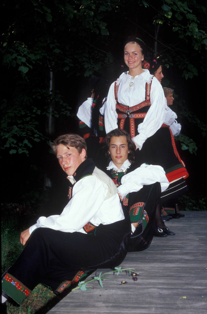 Norsk Folkemuseums dansegruppe, kledd i folkedrakter, danser folkedans i friluftsteateret NF 349. En liten pause
mellom dansene.