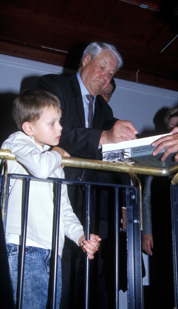 Russlands president, Boris Jeltsin, med kone og barnebarn, på Norsk Folkemuseum 15.august 2004 ved åpningen av utstillingen Norge-Russland 
Naboer gjennom 1000 år. Direktør Olav Aaraas får autografen.