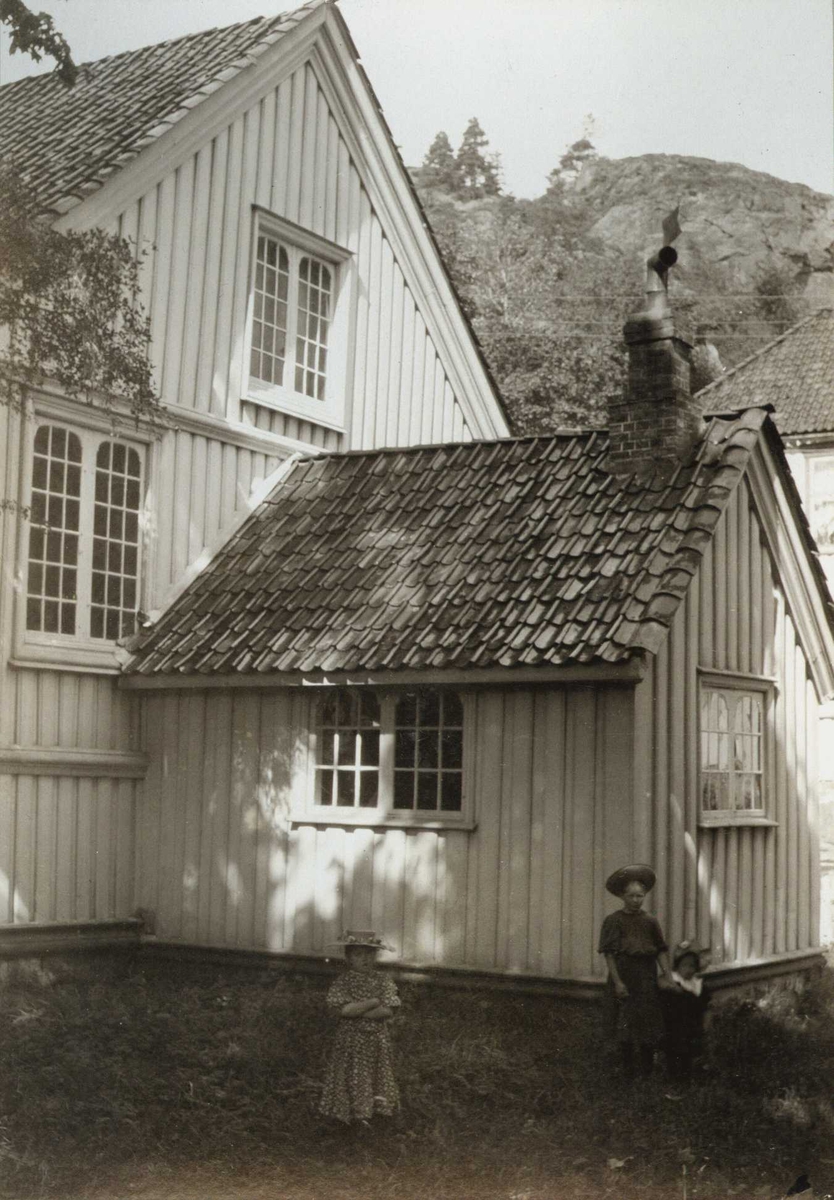 Korgavl og sakristi, Risør kirke, Risør, Aust-Agder. Tre jenter i forgrunnen. Fotografert 1907.