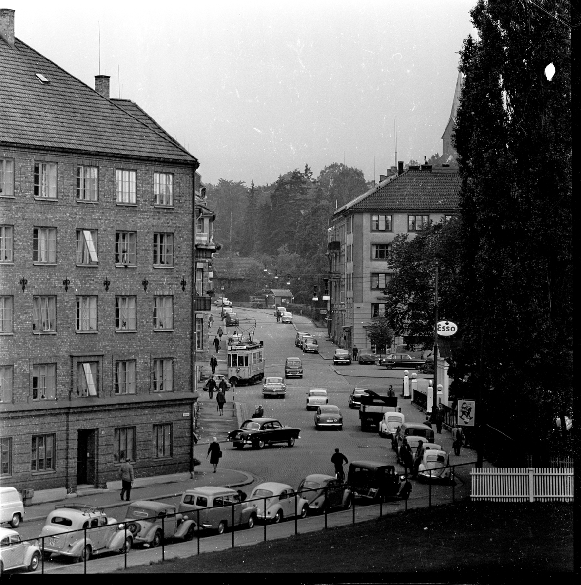 Farlig trafikkryss mellom Ullevålsveien  og Theresegate, Oslo. Fotografert 22. september 1960.