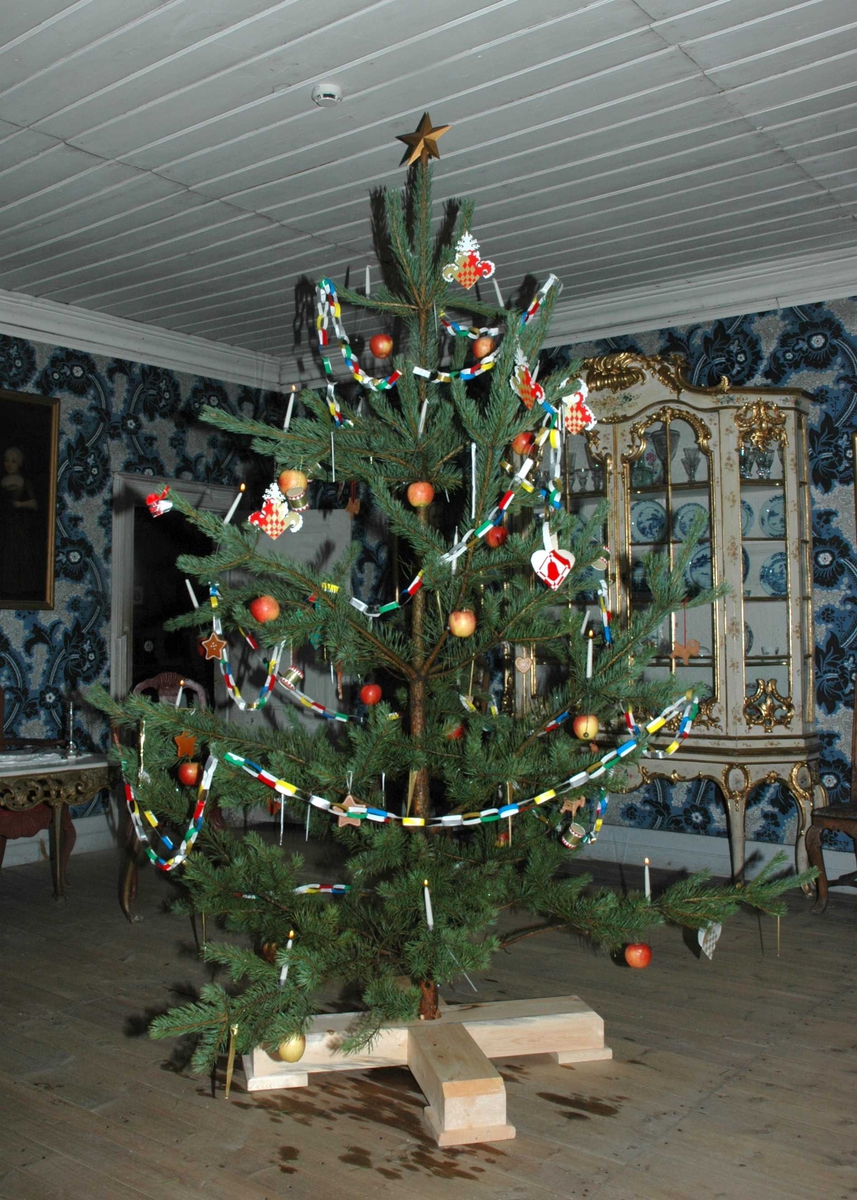 Pyntet juletre i Leikanger Prestegård.