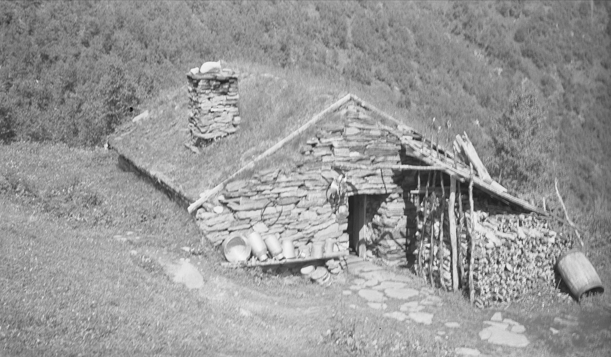 Seterbu, Vollasetra i Sunndal, Møre og Romsdal. Fotografert 1937. Fra album.