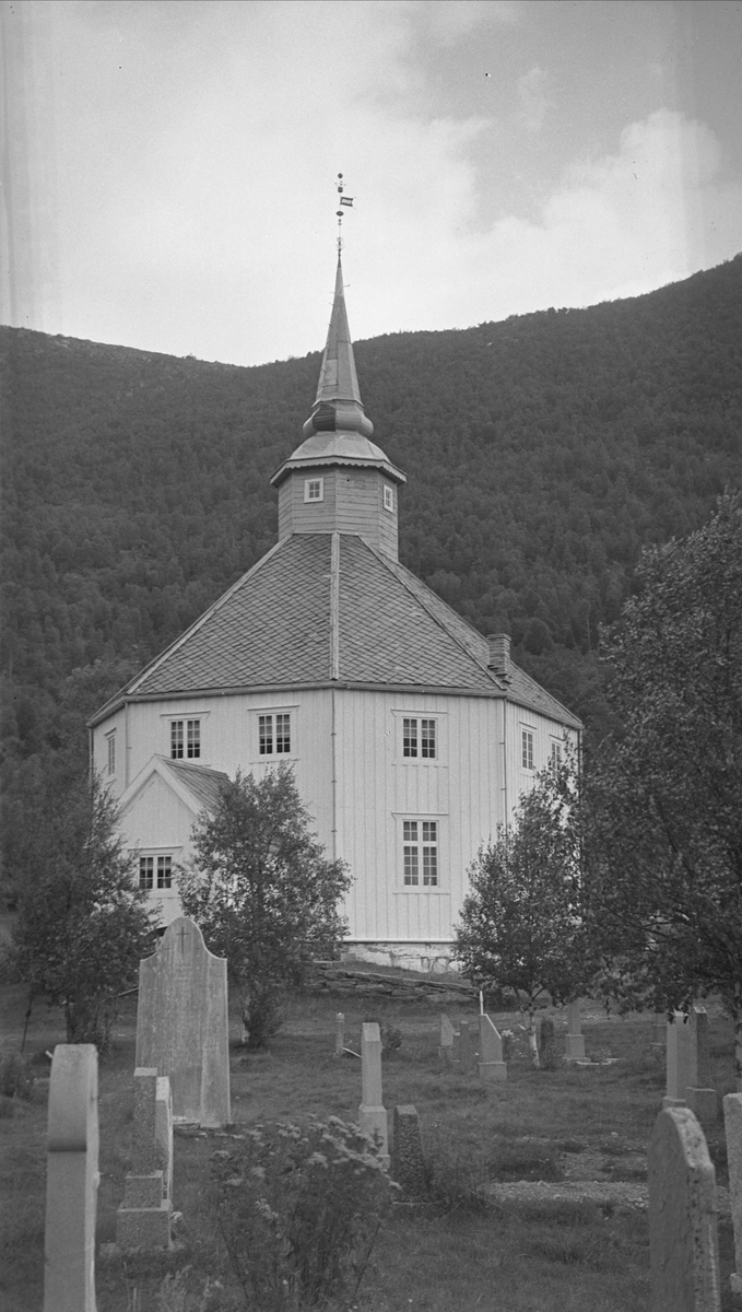 Lønset kirke, Lønset, Oppdal, Sør-Trøndelag. Del av kirkegården i forgrunnen. Fotografert 1937. 