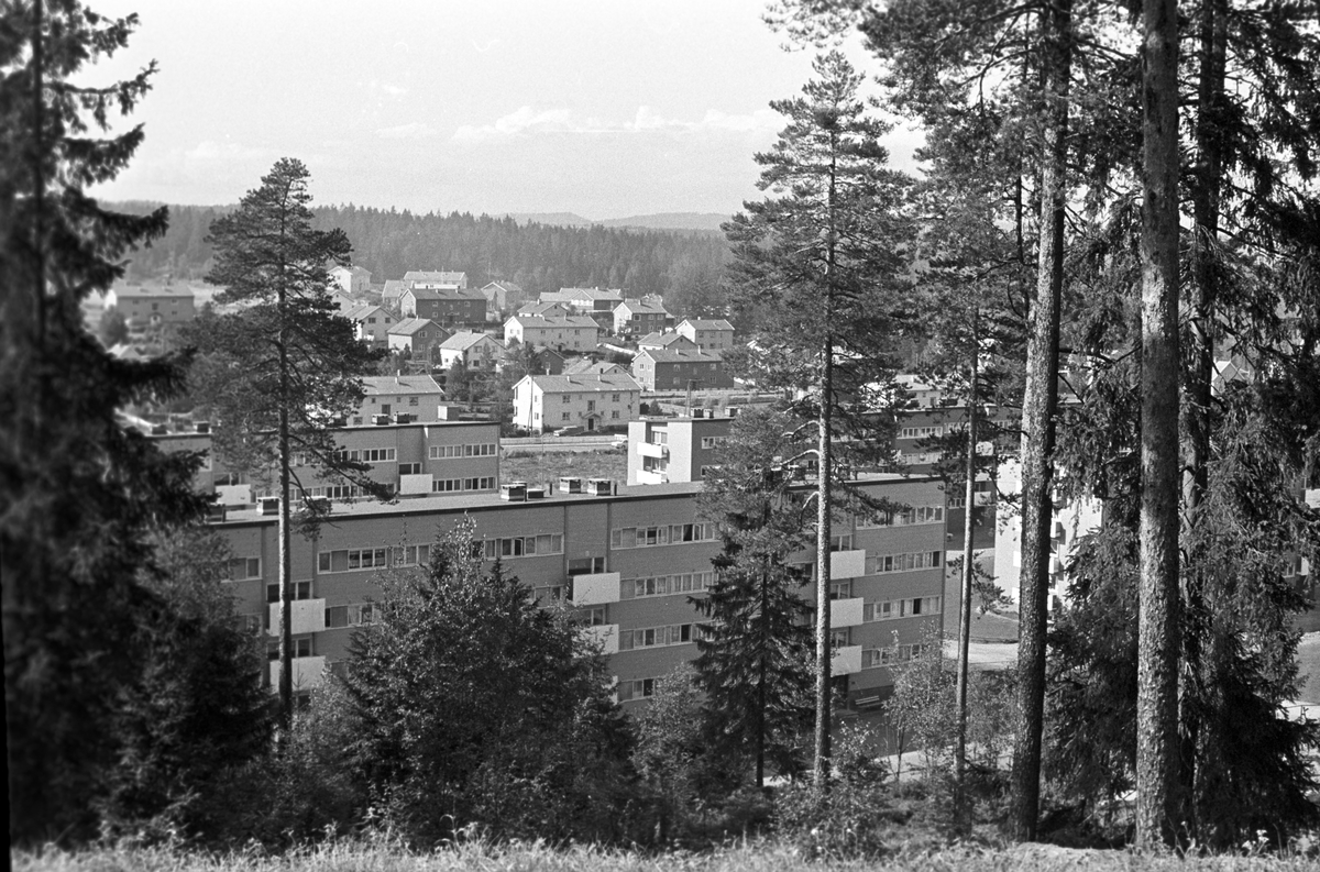 Lørenskog, september 1967, utbygging og utvikling av kommunen. Bildet er tatt fra Skåreråsen i Lørenskog sentrum mot vest og viser blokkene øst for Skårersletta og to- og firemannsboligene på Rolvsrud vest for Skårersletta.