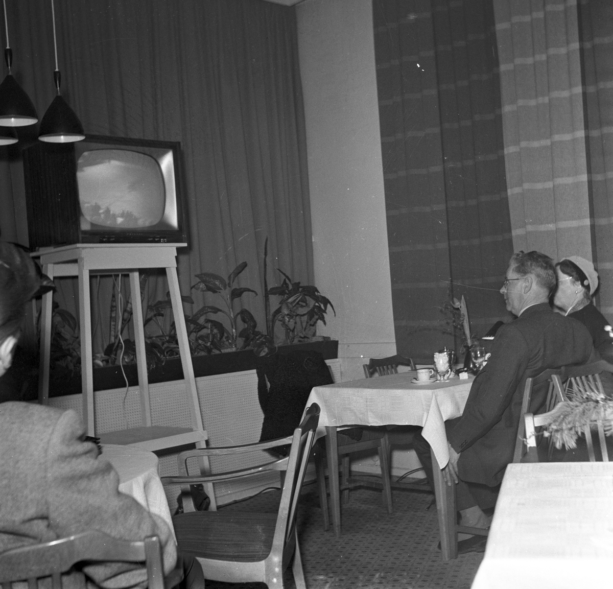 Nytt og spennende, en mulighet for å se TV på restaurant, Oslo, 23.03.1958.