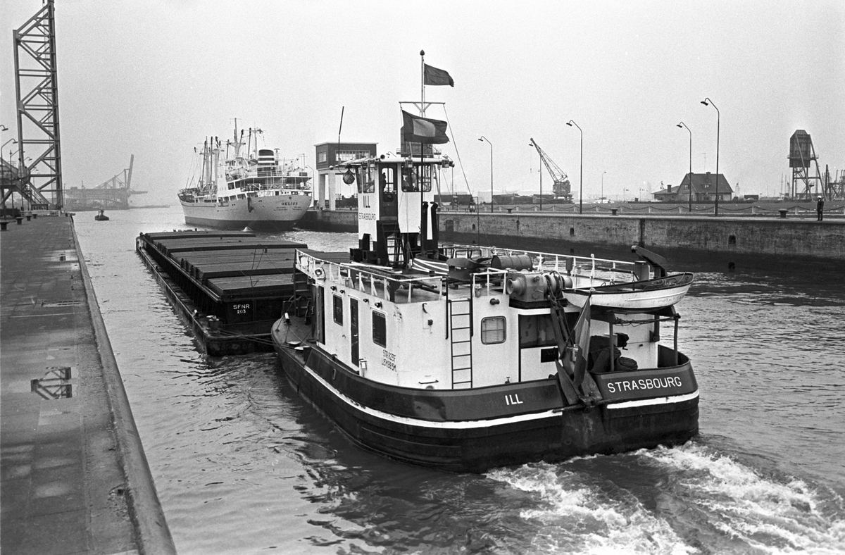 Serie. Havnekneiper, havneområde, sluser og lektere, Antwerpen, Belgia
Fotografert 1965.

