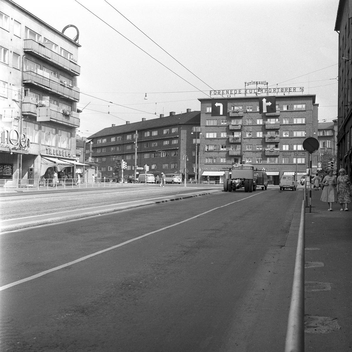 Serie. Biler og trafikkbilder i Oslogt, Bygdø, Galgeberg, Majorstuen, Carl Bernes pl. Fotografert 1959.