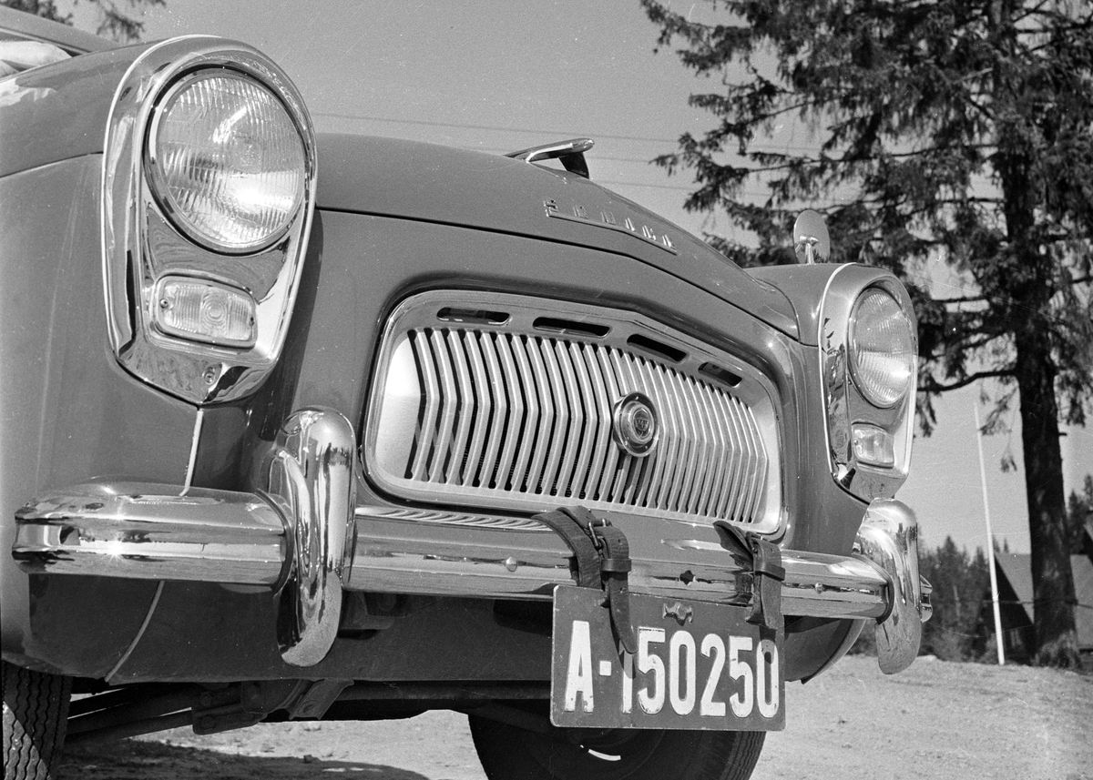 Serie. Bilutstilling av Engelske biler som Vauxhall Velox på Frognerseteren, Oslo. Fotografert 4. september 1956.