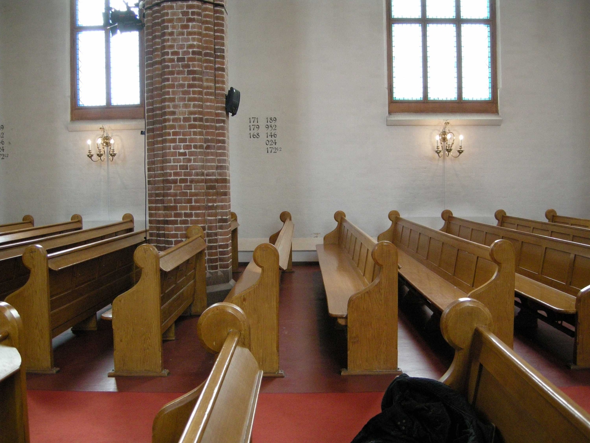 2. påskedag i Vestre Aker kirke, Oslo, 24.03.2008. Kirkebenker.