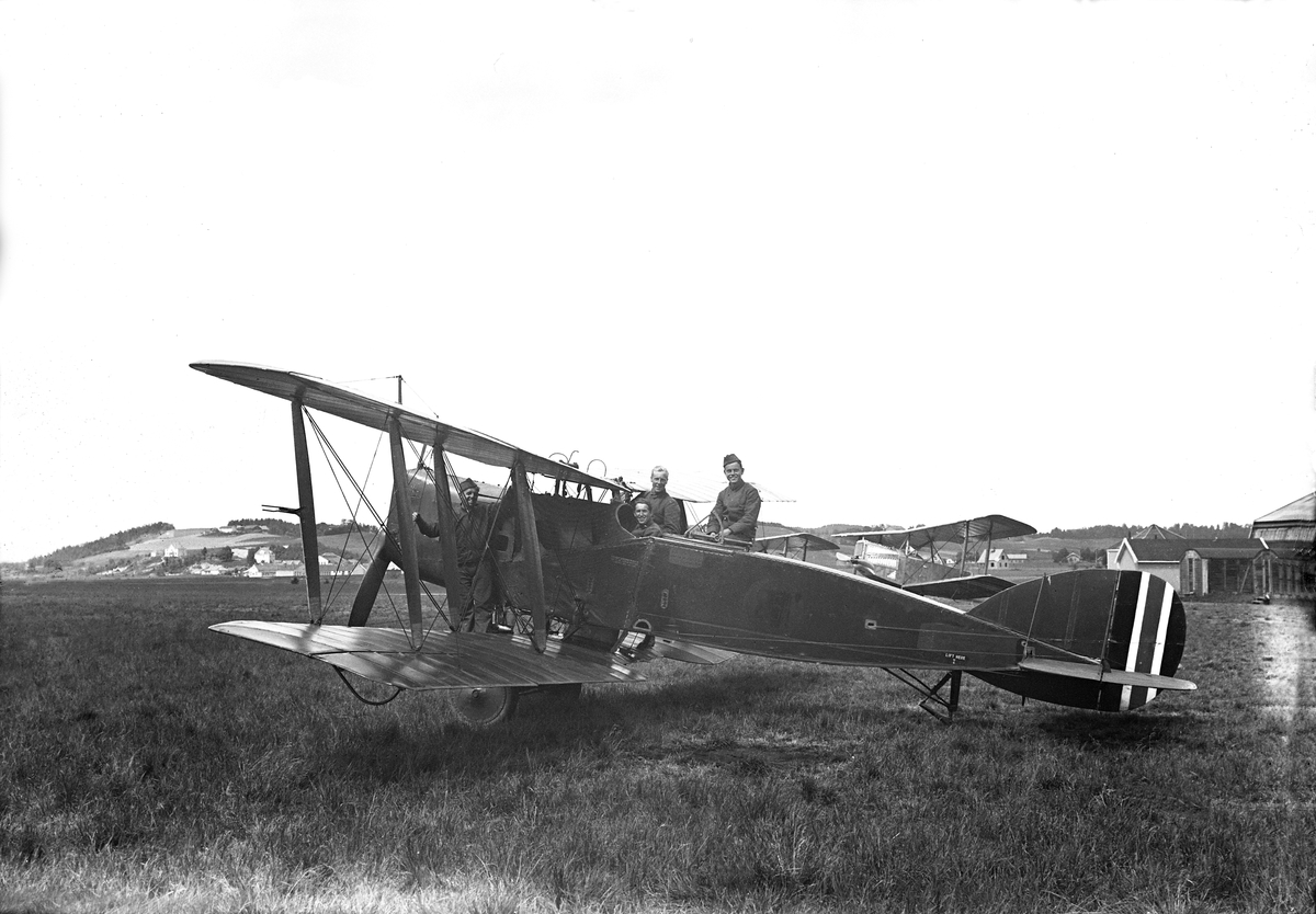 Bjarne Arentz og kolleger ved fly på flyskolen på Kjeller. Fotografert 1921.