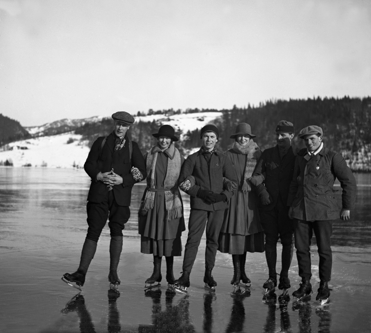 På skøyter på Jonsvatnet i Trondheim. Til høyre Fritjof Arentz, i midten Bjarne Arentz. Fotografert 1923.
