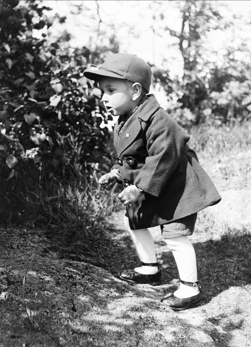 Eivind Arentz, sønn av Thorleif Arentz og fetter av Fritjof, fotografert i hagen pinsen 1925.