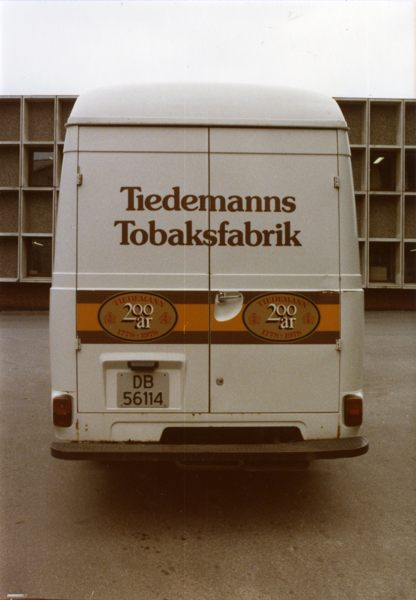 Varebil med reklame for Tiedemann i forbindelse med Tiedemanns Tobaksfabriks 200-årsjubileum i 1978.