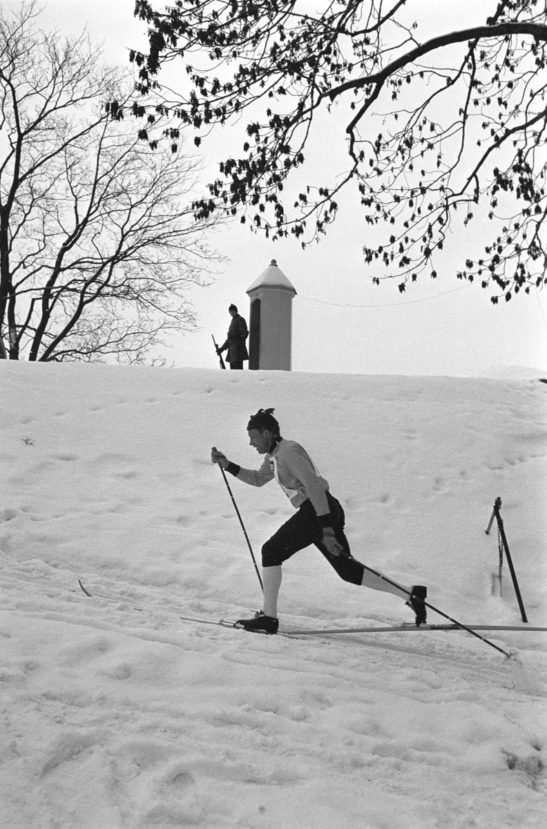 Skiløper i løypa rundt Akerhus slott. Slottsrennet 1965 på Akershus Festning.