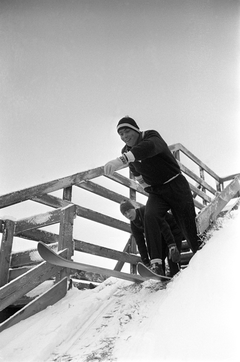 Hopper setter utfor bakken. Hopptrening i Midtstubakken i desember 1961.  Fotografert av Johan Brun