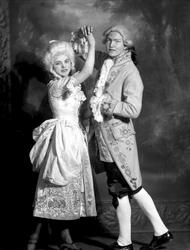 Portrett, et par utkledd i 1700-tallskostyme, skuespill, ope