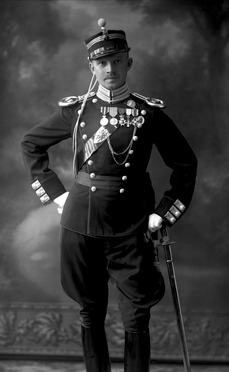 Portrett, Hans Wilhelm L'Orange, født 1868, i uniform som rittmester ved kavaleriet som reglementert fra 1910.
