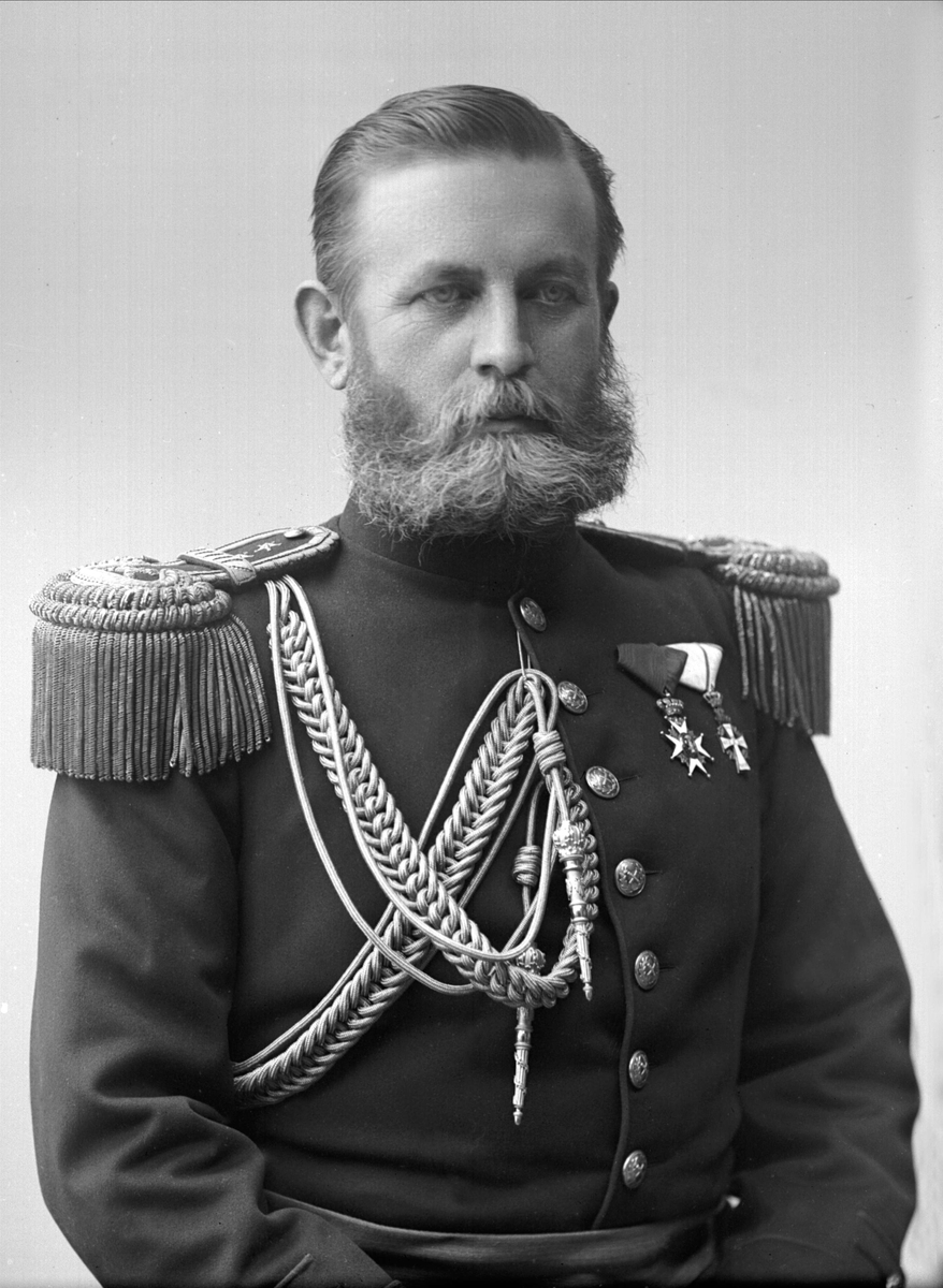 Portrett, P. Nissen i uniform som oberst.