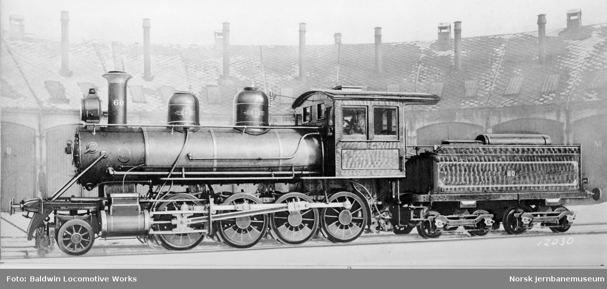Leveransefoto av Meråkerbanens damplokomotiv type 17a nr. 60 fra Baldwin Locomotive Works utenfor lokomotivstallen på Brattøra