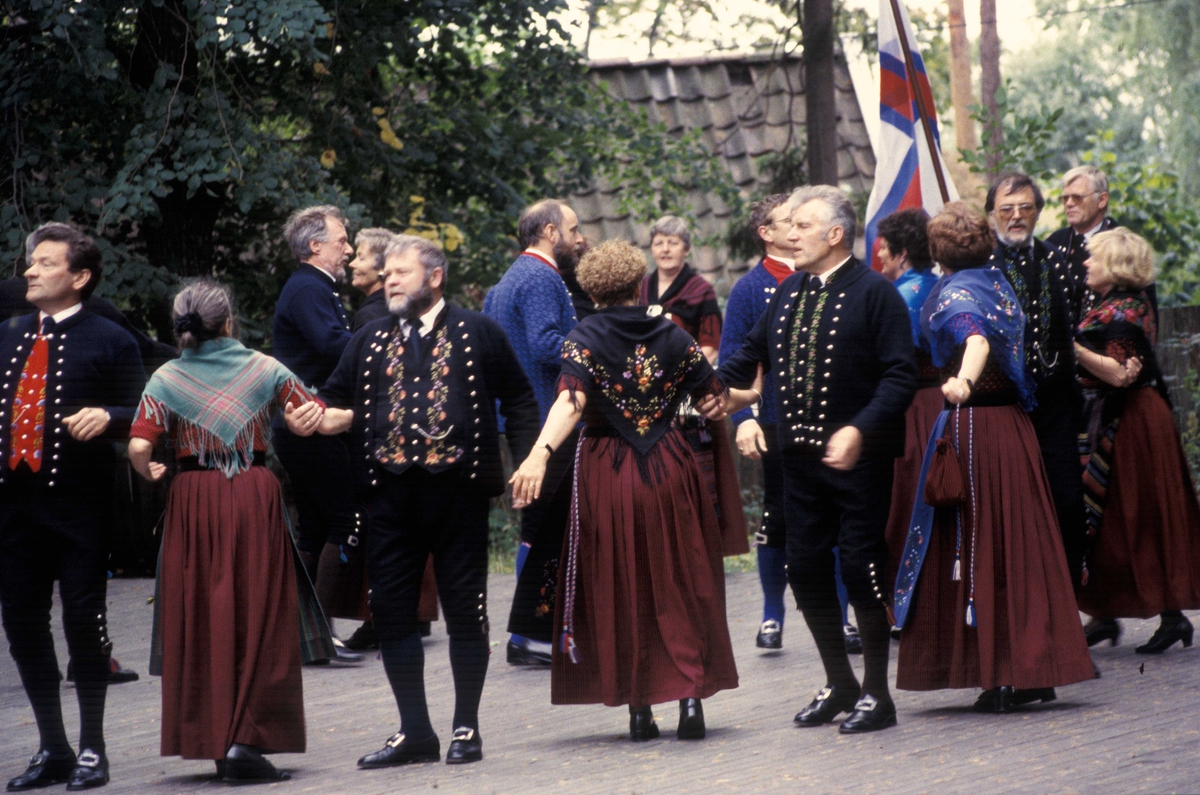 Internasjonal folkedansfestival på Norsk Folkemuseum. 12.-14. august i jubileumsåret 1994. En gruppe dansere på scenen på Friluftsteateret, bygning nummer 349.