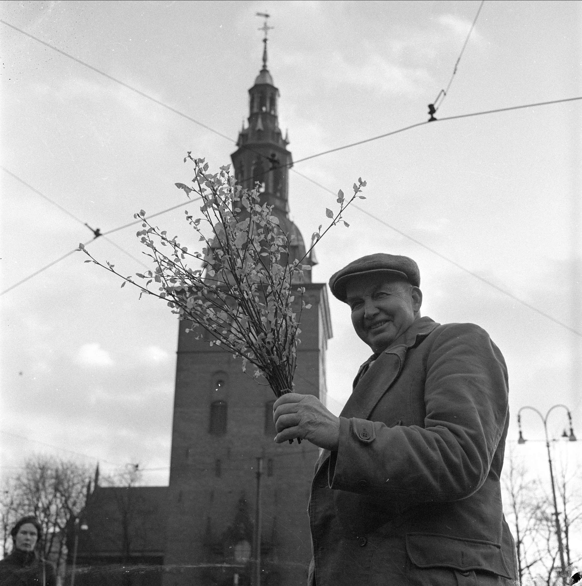 Salg av løv på Stortorget,  domkirken i bakgrunnen, Oslo, desember 1956