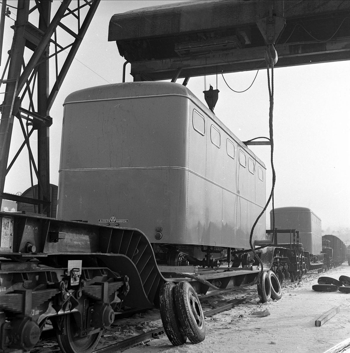 Jernbanevogn som løftes på sporet av kran, Oslo februar 1963. Nye toilettvogner.