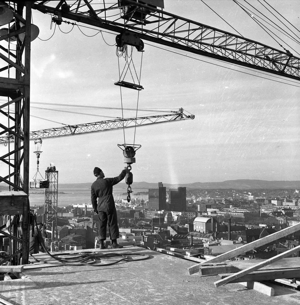 Oslo, 05.10.1957. Regjeringsbygget på Arne Garborgs plass, under oppføring.