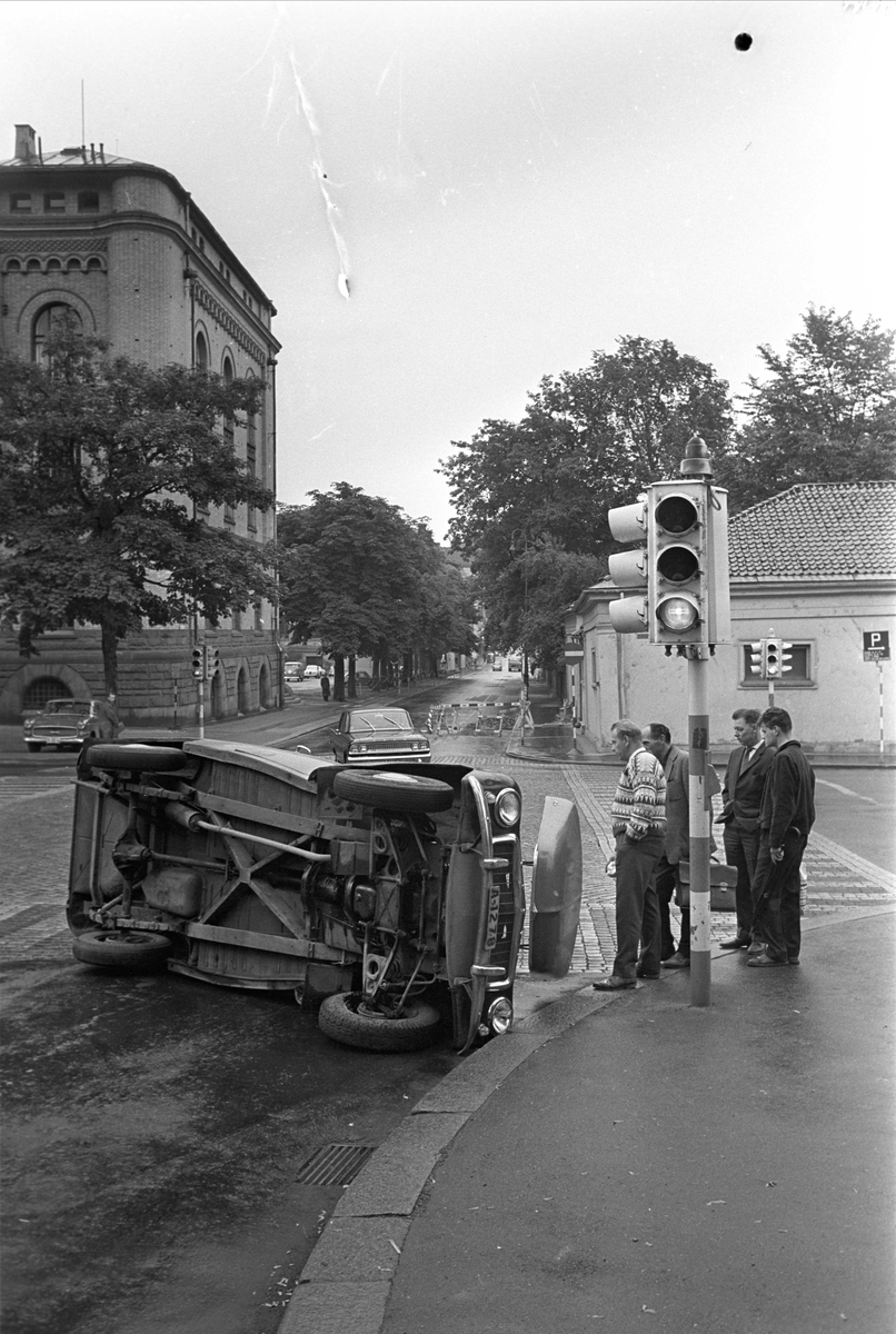 Postbil veltet Kristian IVs gate, Oslo, juni 1964.