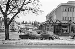 Bekkestua sentrum, Bærum, 13.03.1968. Bygninger, biler og ju
