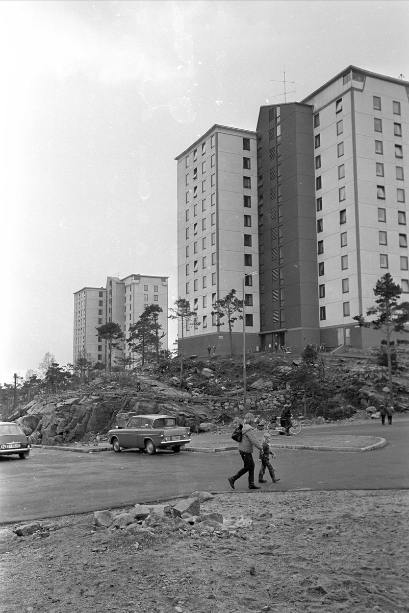 Kristiansand, april 1967. Høyblokker med vei og parkeringsplasser i forgrunnen.