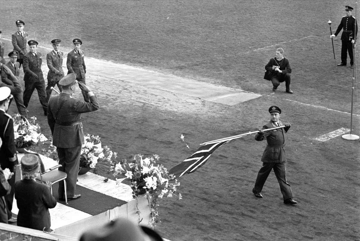 8.mai feiring 1965, 20-års jubileum.
Fra Oslo, 08.05.1965. Militære marsjerer forbi på Bislett stadion.