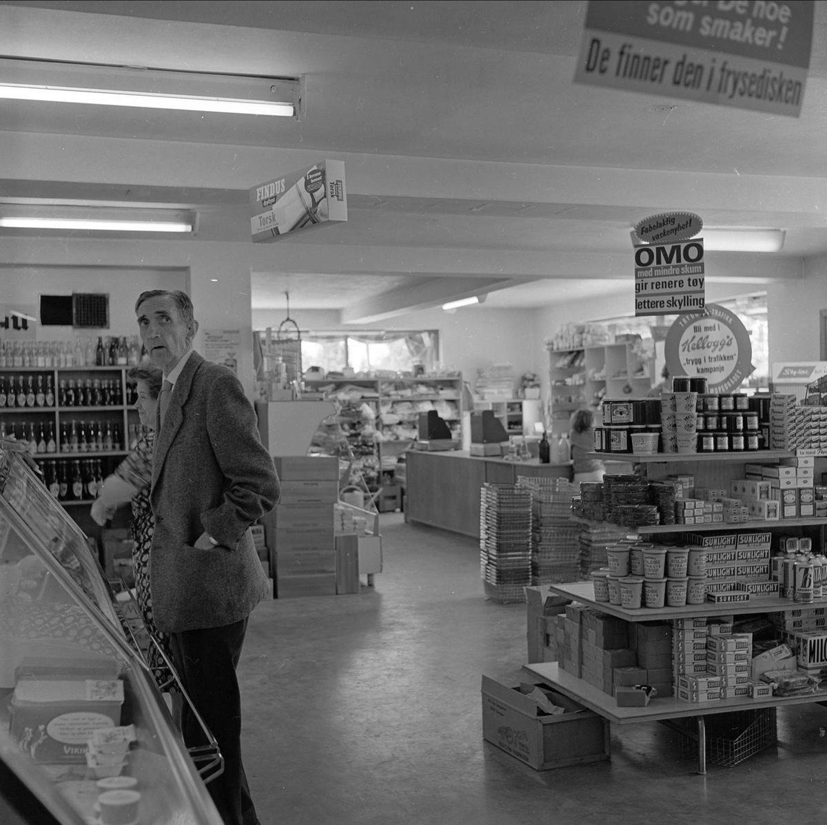 Nesodden, Akershus, 17.06.1961. Mann i butikk.