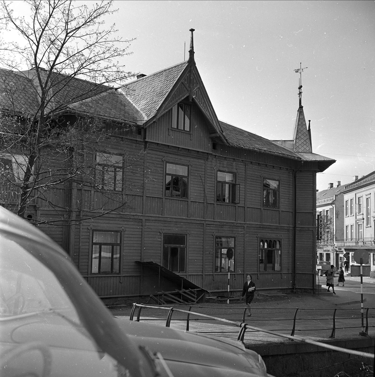 Sandvika, Bærum, Akershus, 28.04.1961. Hus rives. Den gamle apotekergården.
