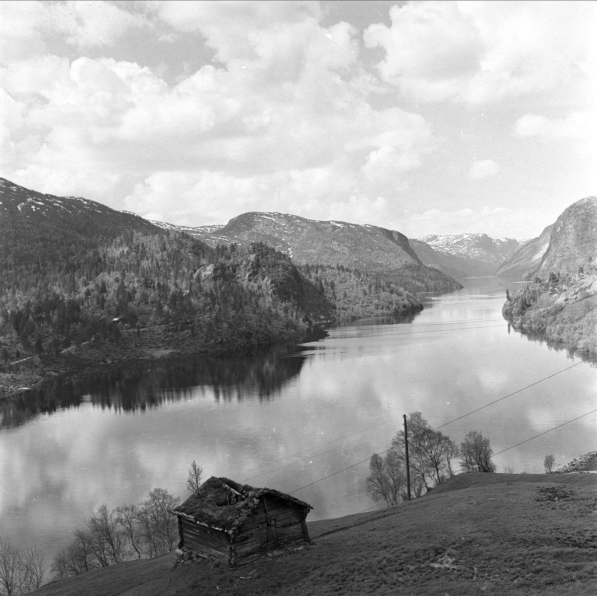 Valle Aust Agder 30 05 1963 Landskap Med Vann Og Bygning Norsk