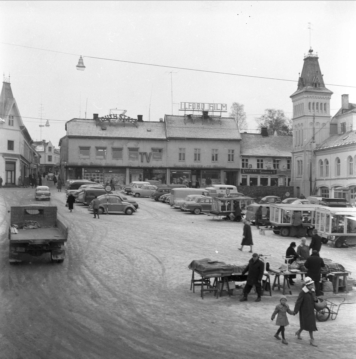 Tønsberg, Vestfold, 1961. Torget med torghandel og biler.