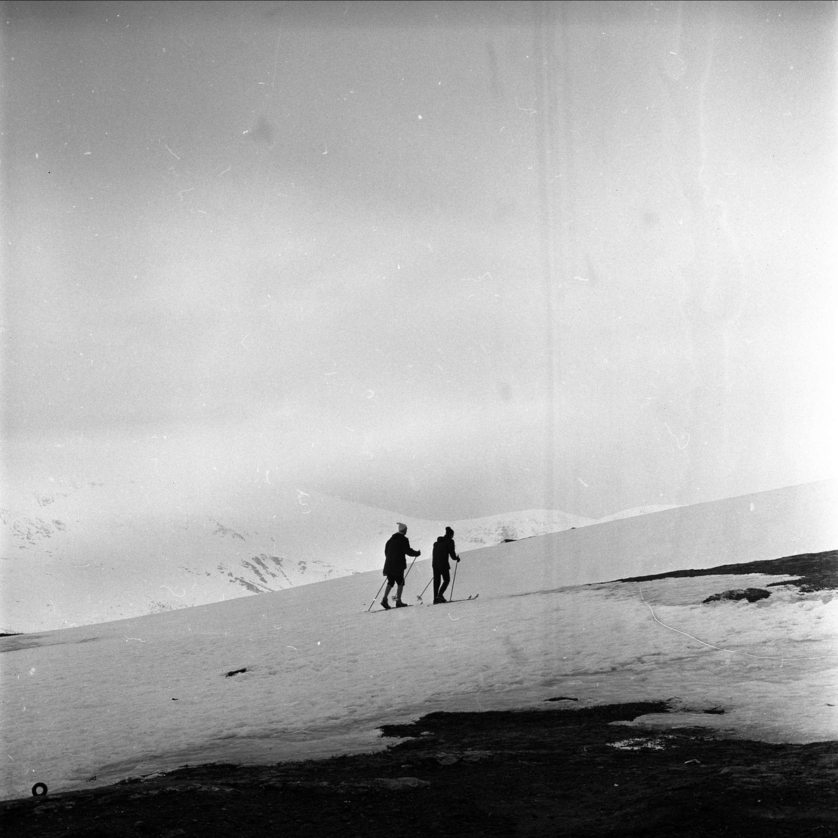 Tromsø, Troms, april 1963. Skiløpere.