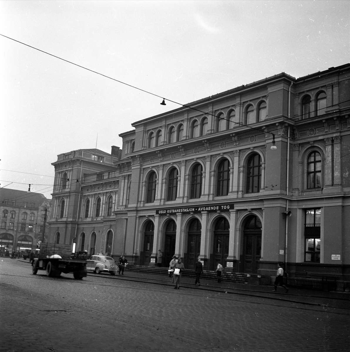Jernbanetorget 1, 1953. Østbanestasjonen.