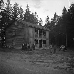 Finnskogen, august 1956. Marken. Gammel gård. Bolighus med s